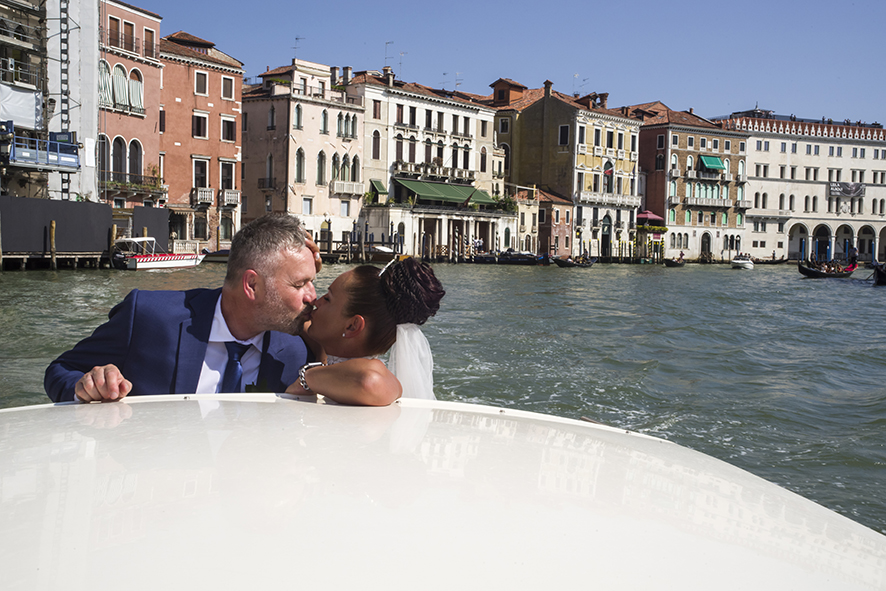 Fotografo sposi, servizio fotografico matrimonio Venezia, sposi a Venezia, studio fotografico Venezia, fotografo per matrimoni in veneto, sposarsi a Venezia, fotografo sposi, fotografo campagnolo simone, album fotografico sposi venezia, il giorno delle nozze, fotografo nozze, servizio fotografico di nozze.