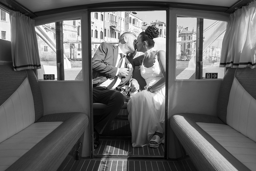 Fotografo sposi, servizio fotografico matrimonio Venezia, sposi a Venezia, studio fotografico Venezia, fotografo per matrimoni in veneto, sposarsi a Venezia, fotografo sposi, fotografo campagnolo simone, album fotografico sposi venezia, il giorno delle nozze, fotografo nozze, servizio fotografico di nozze.