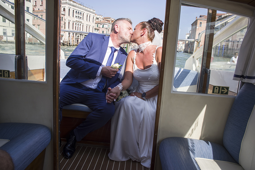 Fotografo sposi, servizio fotografico matrimonio Venezia, sposi a Venezia, studio fotografico Venezia, fotografo per matrimoni in veneto, sposarsi a Venezia,  fotografo sposi, fotografo campagnolo simone, album fotografico sposi venezia, il giorno delle nozze, fotografo nozze, servizio fotografico di nozze. 