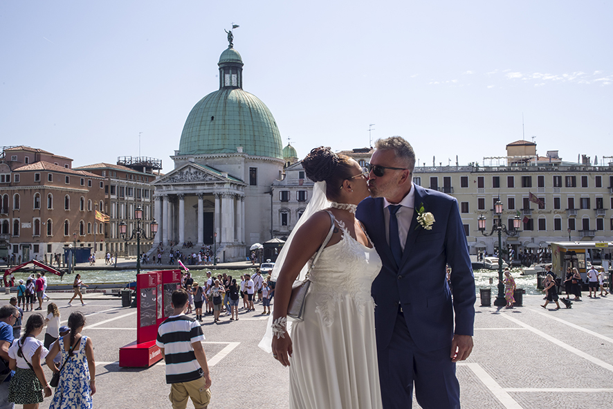 Fotografo sposi, servizio fotografico matrimonio Venezia, sposi a Venezia, studio fotografico Venezia, fotografo per matrimoni in veneto, sposarsi a Venezia, fotografo sposi, fotografo campagnolo simone, album fotografico sposi venezia, il giorno delle nozze, fotografo nozze, servizio fotografico di nozze.