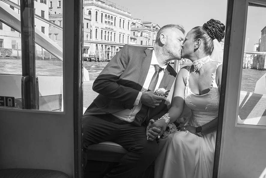 Fotografo sposi, servizio fotografico matrimonio Venezia, sposi a Venezia, studio fotografico Venezia, fotografo per matrimoni in veneto, sposarsi a Venezia, fotografo sposi, fotografo campagnolo simone, album fotografico sposi venezia, il giorno delle nozze, fotografo nozze, servizio fotografico di nozze.