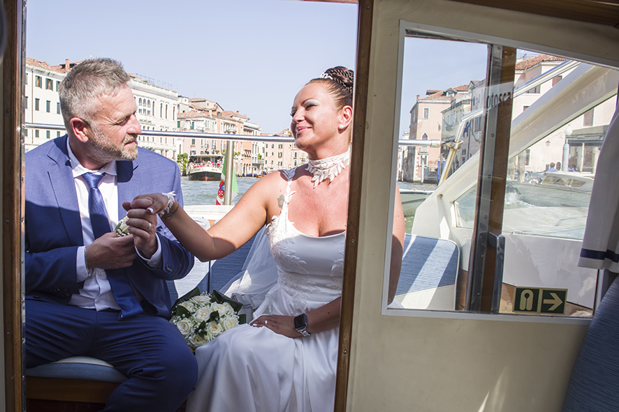 Fotografo sposi, servizio fotografico matrimonio Venezia, sposi a Venezia, studio fotografico Venezia, fotografo per matrimoni in veneto, sposarsi a Venezia,  fotografo sposi, fotografo campagnolo simone, album fotografico sposi venezia, il giorno delle nozze, fotografo nozze, servizio fotografico di nozze. 