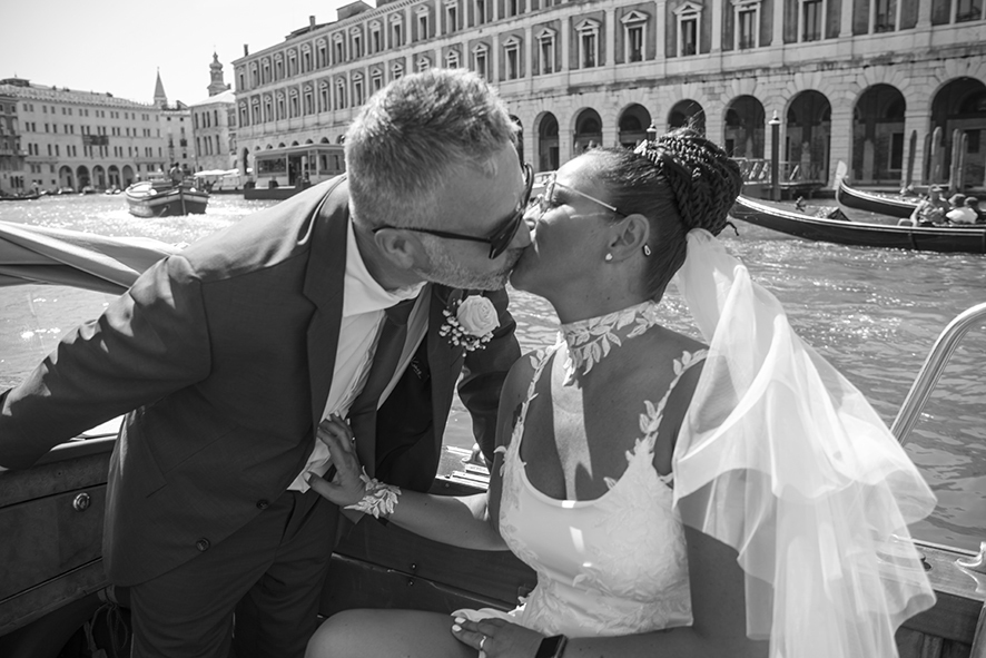 Fotografo sposi, servizio fotografico matrimonio Venezia, sposi a Venezia, studio fotografico Venezia, fotografo per matrimoni in veneto, sposarsi a Venezia, fotografo sposi, fotografo campagnolo simone, album fotografico sposi venezia, il giorno delle nozze, fotografo nozze, servizio fotografico di nozze.