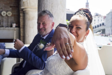 Fotografo sposi, servizio fotografico matrimonio Venezia, sposi a Venezia, studio fotografico Venezia, fotografo per matrimoni in veneto, sposarsi a Venezia, fotografo sposi, fotografo campagnolo simone, album fotografico sposi venezia, il giorno delle nozze, fotografo nozze, servizio fotografico di nozze.