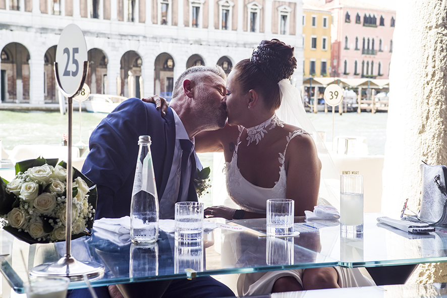 Fotografo sposi, servizio fotografico matrimonio Venezia, sposi a Venezia, studio fotografico Venezia, fotografo per matrimoni in veneto, sposarsi a Venezia, fotografo sposi, fotografo campagnolo simone, album fotografico sposi venezia, il giorno delle nozze, fotografo nozze, servizio fotografico di nozze.