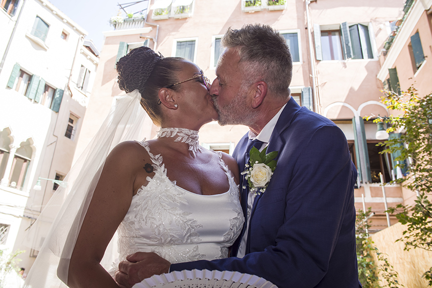 Fotografo sposi, servizio fotografico matrimonio Venezia, sposi a Venezia, studio fotografico Venezia, fotografo per matrimoni in veneto, sposarsi a Venezia, fotografo sposi, fotografo campagnolo simone, album fotografico sposi venezia, il giorno delle nozze, fotografo nozze, servizio fotografico di nozze.