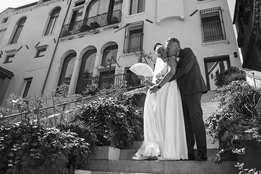 Fotografo sposi, servizio fotografico matrimonio Venezia, sposi a Venezia, studio fotografico Venezia, fotografo per matrimoni in veneto, sposarsi a Venezia, fotografo sposi, fotografo campagnolo simone, album fotografico sposi venezia, il giorno delle nozze, fotografo nozze, servizio fotografico di nozze.