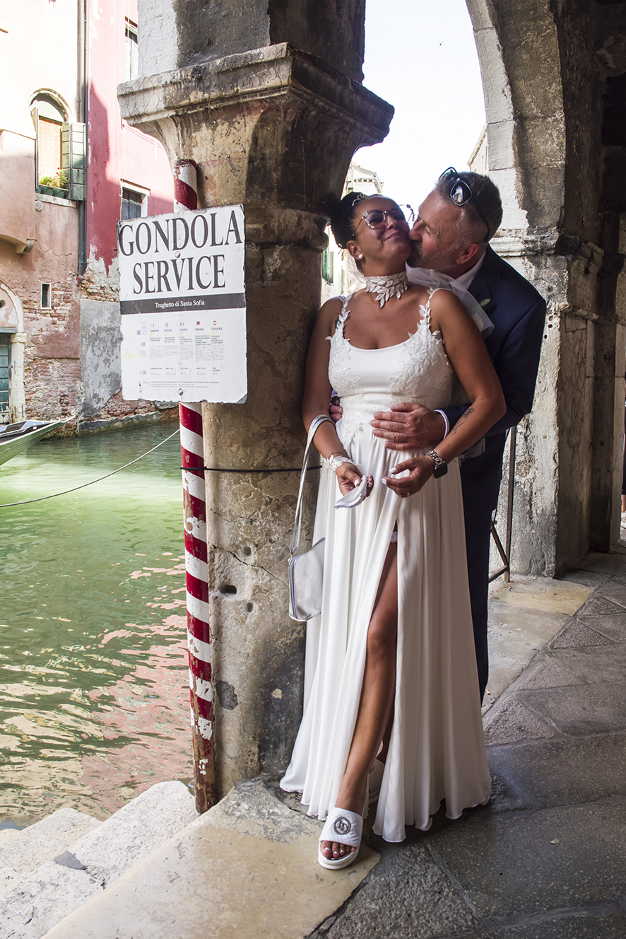 Fotografo sposi, servizio fotografico matrimonio Venezia, sposi a Venezia, studio fotografico Venezia, fotografo per matrimoni in veneto, sposarsi a Venezia, fotografo sposi, fotografo campagnolo simone, album fotografico sposi venezia, il giorno delle nozze, fotografo nozze, servizio fotografico di nozze.