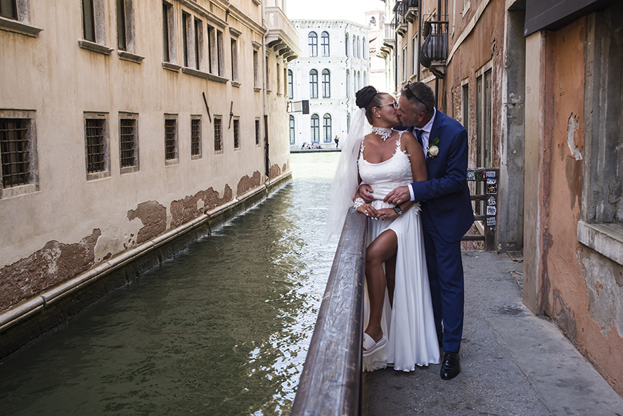 Fotografo sposi, servizio fotografico matrimonio Venezia, sposi a Venezia, studio fotografico Venezia, fotografo per matrimoni in veneto, sposarsi a Venezia, fotografo sposi, fotografo campagnolo simone, album fotografico sposi venezia, il giorno delle nozze, fotografo nozze, servizio fotografico di nozze.