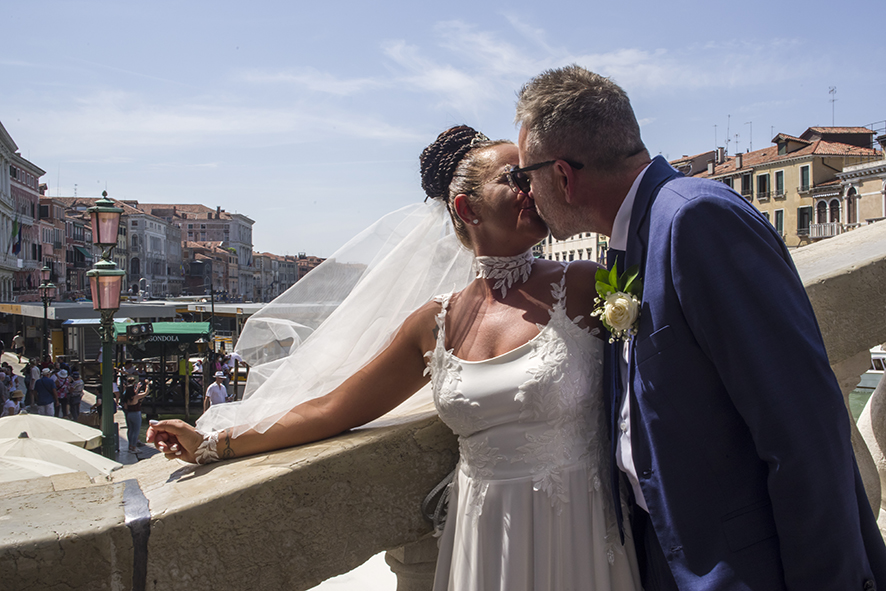 Fotografo sposi, servizio fotografico matrimonio Venezia, sposi a Venezia, studio fotografico Venezia, fotografo per matrimoni in veneto, sposarsi a Venezia, fotografo sposi, fotografo campagnolo simone, album fotografico sposi venezia, il giorno delle nozze, fotografo nozze, servizio fotografico di nozze.