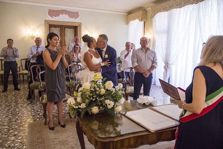 Fotografo sposi, servizio fotografico matrimonio Venezia, sposi a Venezia, studio fotografico Venezia, fotografo per matrimoni in veneto, sposarsi a Venezia, fotografo sposi, fotografo campagnolo simone, album fotografico sposi venezia, il giorno delle nozze, fotografo nozze, servizio fotografico di nozze.