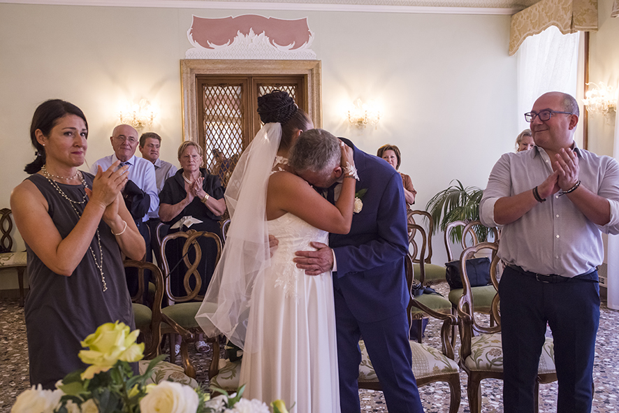 Fotografo sposi, servizio fotografico matrimonio Venezia, sposi a Venezia, studio fotografico Venezia, fotografo per matrimoni in veneto, sposarsi a Venezia, fotografo sposi, fotografo campagnolo simone, album fotografico sposi venezia, il giorno delle nozze, fotografo nozze, servizio fotografico di nozze.