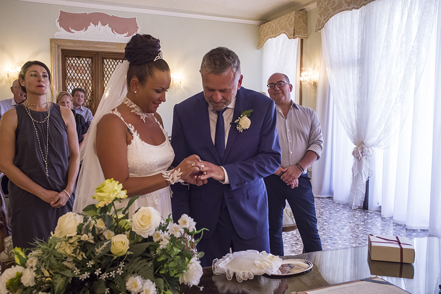 Fotografo sposi, servizio fotografico matrimonio Venezia, sposi a Venezia, studio fotografico Venezia, fotografo per matrimoni in veneto, sposarsi a Venezia,  fotografo sposi, fotografo campagnolo simone, album fotografico sposi venezia, il giorno delle nozze, fotografo nozze, servizio fotografico di nozze. 