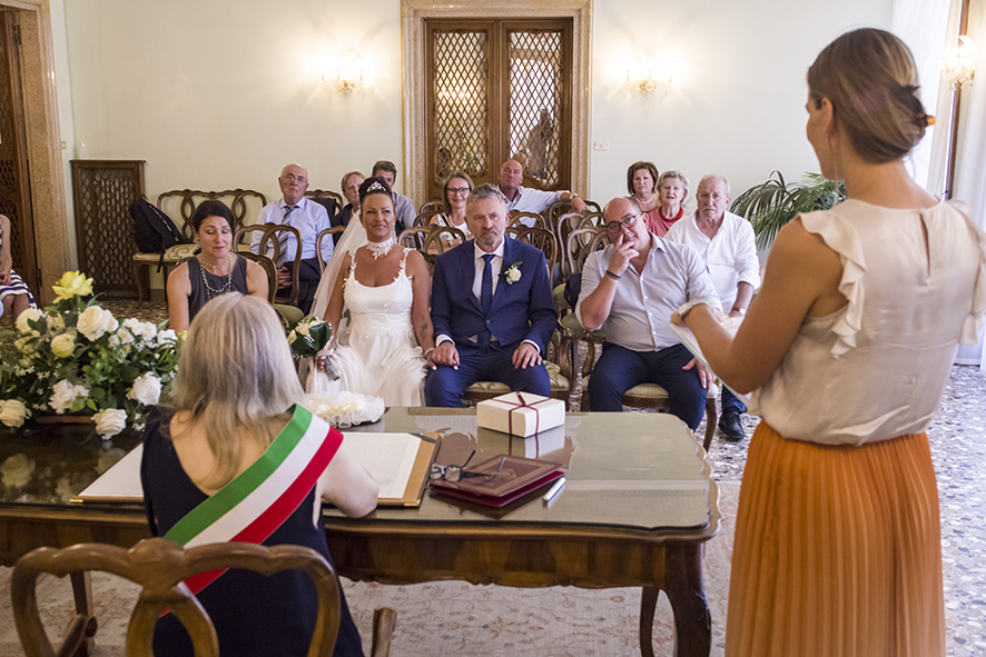 Fotografo sposi, servizio fotografico matrimonio Venezia, sposi a Venezia, studio fotografico Venezia, fotografo per matrimoni in veneto, sposarsi a Venezia, fotografo sposi, fotografo campagnolo simone, album fotografico sposi venezia, il giorno delle nozze, fotografo nozze, servizio fotografico di nozze.