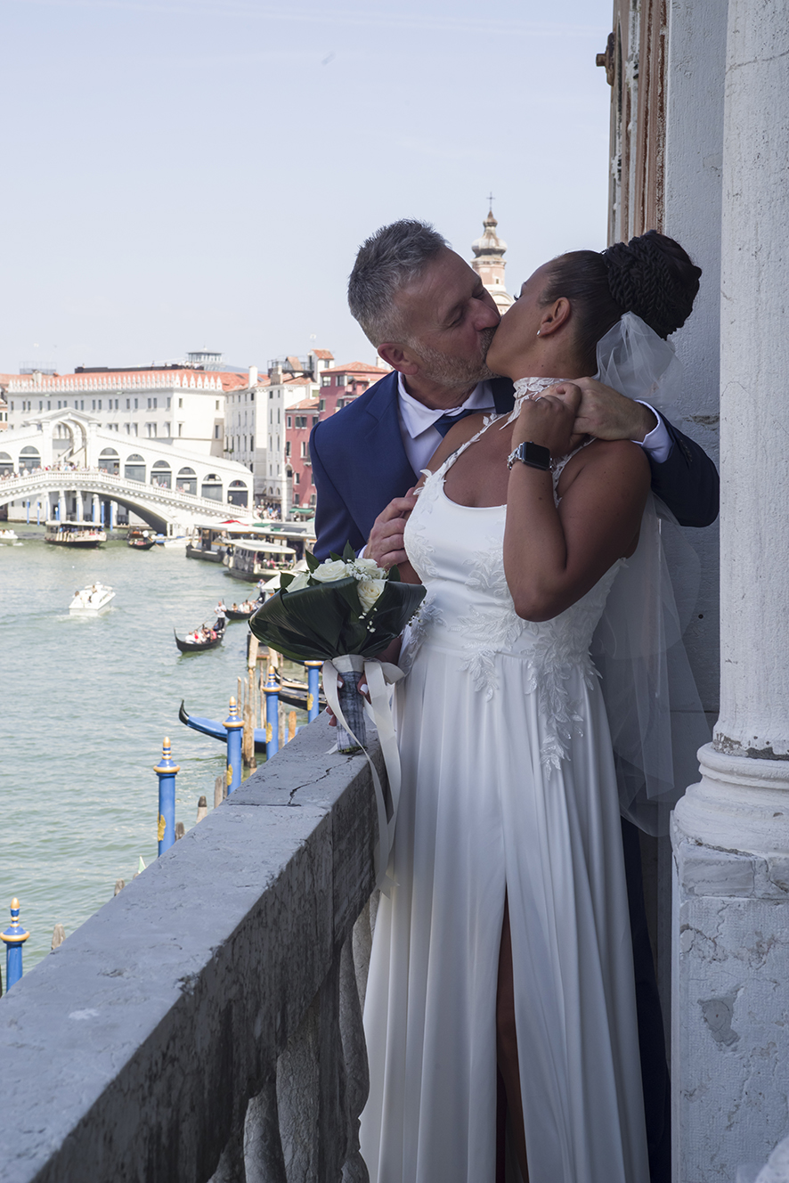 Fotografo sposi, servizio fotografico matrimonio Venezia, sposi a Venezia, studio fotografico Venezia, fotografo per matrimoni in veneto, sposarsi a Venezia, fotografo sposi, fotografo campagnolo simone, album fotografico sposi venezia, il giorno delle nozze, fotografo nozze, servizio fotografico di nozze.