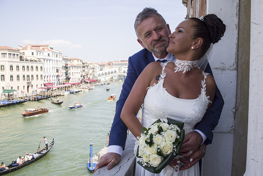 Fotografo sposi, servizio fotografico matrimonio Venezia, sposi a Venezia, studio fotografico Venezia, fotografo per matrimoni in veneto, sposarsi a Venezia, fotografo sposi, fotografo campagnolo simone, album fotografico sposi venezia, il giorno delle nozze, fotografo nozze, servizio fotografico di nozze.