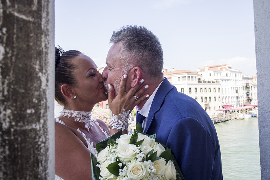 Fotografo sposi, servizio fotografico matrimonio Venezia, sposi a Venezia, studio fotografico Venezia, fotografo per matrimoni in veneto, sposarsi a Venezia, fotografo sposi, fotografo campagnolo simone, album fotografico sposi venezia, il giorno delle nozze, fotografo nozze, servizio fotografico di nozze.