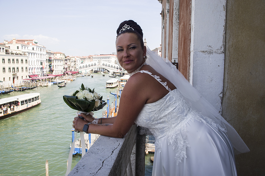 Fotografo sposi, servizio fotografico matrimonio Venezia, sposi a Venezia, studio fotografico Venezia, fotografo per matrimoni in veneto, sposarsi a Venezia, fotografo sposi, fotografo campagnolo simone, album fotografico sposi venezia, il giorno delle nozze, fotografo nozze, servizio fotografico di nozze.