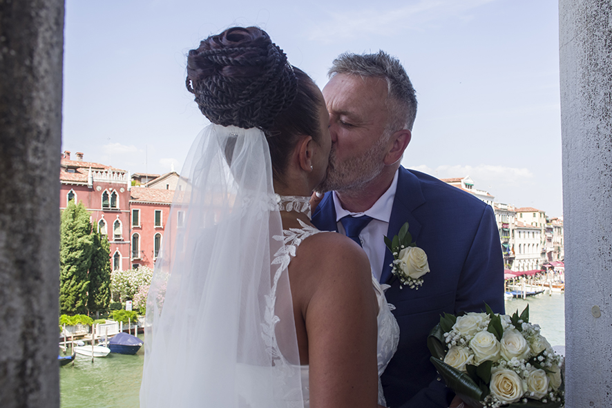 Fotografo sposi, servizio fotografico matrimonio Venezia, sposi a Venezia, studio fotografico Venezia, fotografo per matrimoni in veneto, sposarsi a Venezia, fotografo sposi, fotografo campagnolo simone, album fotografico sposi venezia, il giorno delle nozze, fotografo nozze, servizio fotografico di nozze.