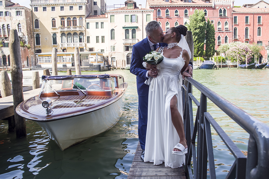 Fotografo sposi, servizio fotografico matrimonio Venezia, sposi a Venezia, studio fotografico Venezia, fotografo per matrimoni in veneto, sposarsi a Venezia, fotografo sposi, fotografo campagnolo simone, album fotografico sposi venezia, il giorno delle nozze, fotografo nozze, servizio fotografico di nozze.