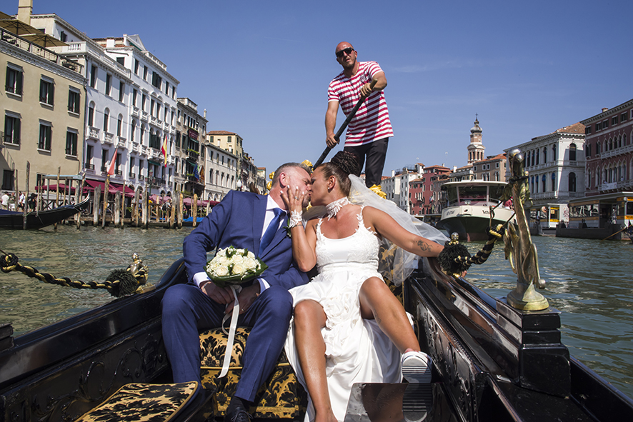 Fotografo sposi, servizio fotografico matrimonio Venezia, sposi a Venezia, studio fotografico Venezia, fotografo per matrimoni in veneto, sposarsi a Venezia, fotografo sposi, fotografo campagnolo simone, album fotografico sposi venezia, il giorno delle nozze, fotografo nozze, servizio fotografico di nozze.